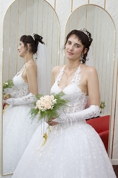 Продаю свадебное платье белого цвета очень красивое.Счастливое.
